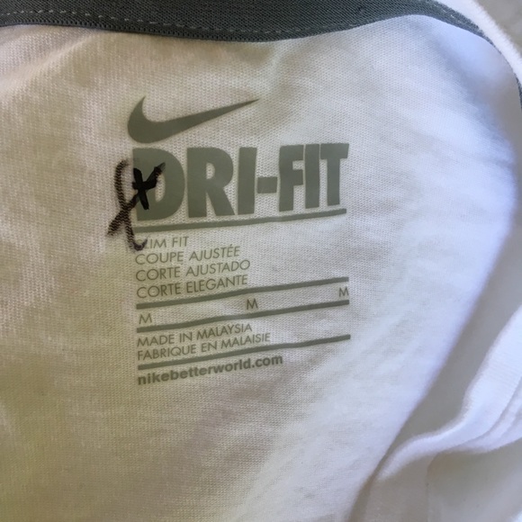 3/$25 Nike V-neck White Women t shirt size M - Picture 5 of 7